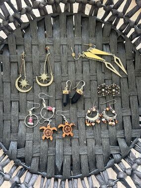 Assorted Women's Goldtone and Black Fashion Earrings - Mixed Set lot of 7